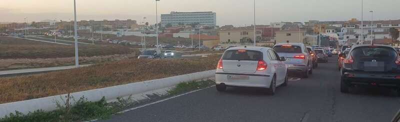 La salida de la costa de Telde por La Estrella hacia la autovía GC-1, totalmente colapsada este viernes por la tarde/TA.